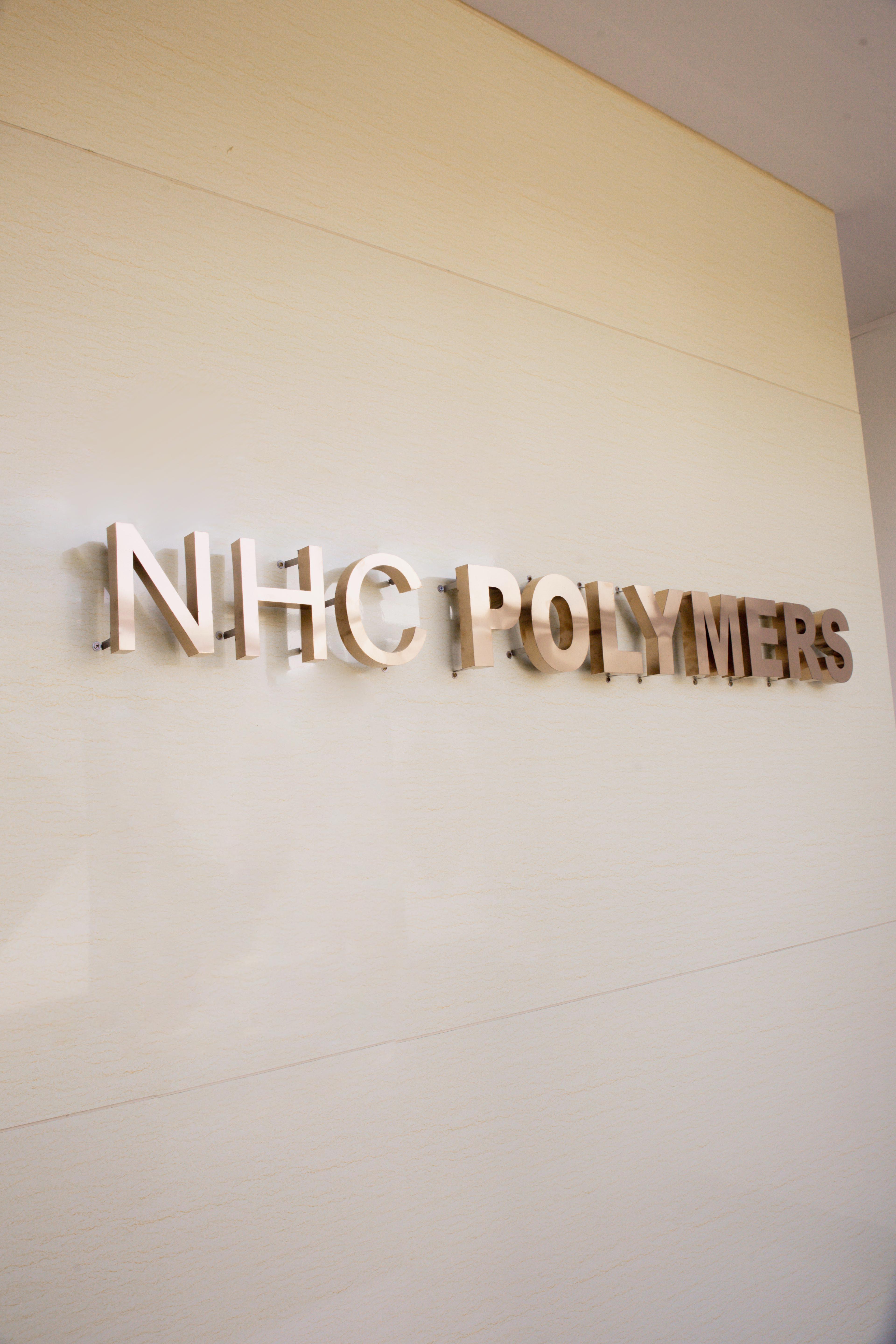 公司2017年成立伊始，我們?nèi)w員工就秉持 “匠心精神、創(chuàng)新思維”，深耕工程塑料中尼龍改性這一細(xì)分領(lǐng)域，并逐漸擴(kuò)展至其它工程塑料，專注于色彩、分散、混煉等技術(shù)的研發(fā)及創(chuàng)新。我們實(shí)時(shí)融合國(guó)內(nèi)外最新顏料科技，對(duì)設(shè)備及工藝進(jìn)行持續(xù)改進(jìn)。從外觀及性能兩方面，賦予塑料材料更驚艷視覺(jué)效果和更卓越的物理及化學(xué)性能。